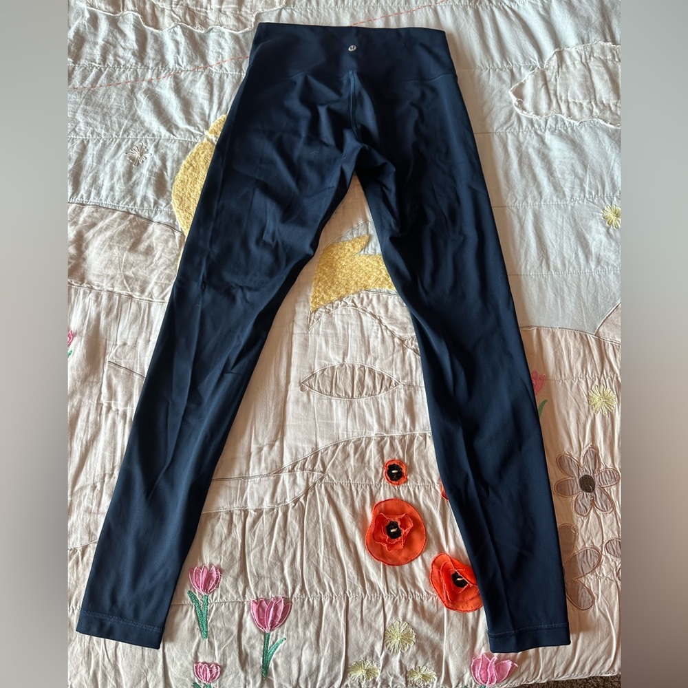 Women’s Lululemon full length navy leggings size 6